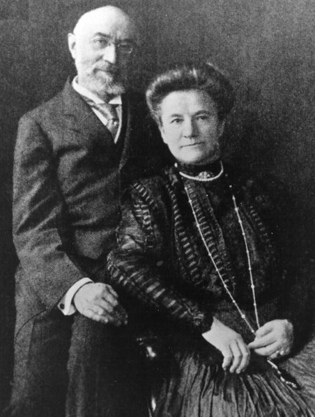 
Bức ảnh chụp cuối cùng của vợ chồng Straus trước tai nạn Titanic. (Ảnh: Nguồn Internet).
