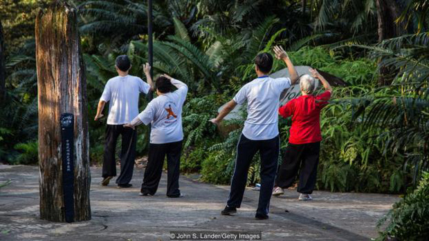 Người dân tập thể dục tại các công viên tại Singapore.