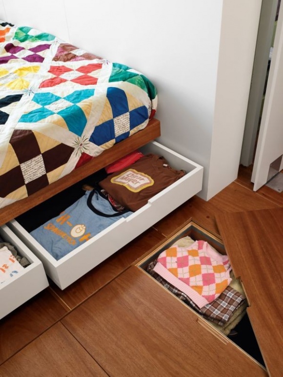 Lưu trữ đồ dùng trong ngăn kéo dưới gầm giường là sáng kiến thông minh giúp mọi thứ trong phòng ngủ phát triển thành gọn gàng. Bạn cung có thể tạo nên các ô lưu trữ dưới sàn nhà để cất gọn mọi thứ 1 cách khéo léo. 