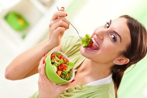 
Nhai thức ăn trong miệng quá nhanh khiến tăng gánh nặng cho dạ dày, không tốt cho tiêu hóa.
