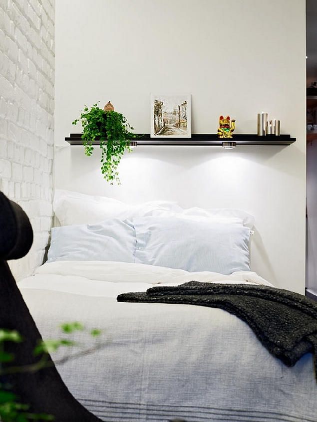 
Ngay đối diện là góc nghỉ ngơi được thiết kế vô cùng đơn giản. Một chiếc giường đơn êm ái với kệ đầu giường được trang trí bằng cây xanh, ảnh và những đồ lưu niệm.

 
