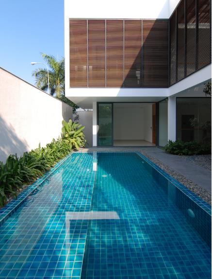  Bể bơi không chỉ là không gian thư giãn lý tưởng của chủ nhà mà nó còn góp phần điều hòa không khí cho toàn bộ không gian. 