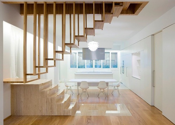 
Lấy ý tưởng từ những chiếc xích đu, chiếc cầu thang gỗ thang thanh mảnh, nhẹ nhàng này càng khiến cho ngôi nhà trông gọn nhẹ, xinh xắn hơn hẳn.

 
