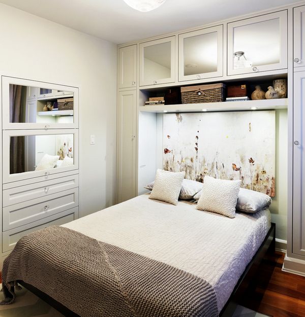 
Với những căn phòng hạn chế về diện tích thì việc biến giường ngủ thành một khối liên hoàn với tủ đồ thế này quả là một ý tưởng vô cùng thông minh.

 
