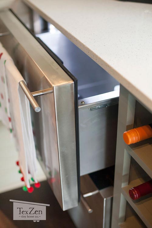 Vì tổng diện tích hạn chế nên góc bếp nhỏ được có hệ thống tủ nhiều ngăn tận dụng tối đa tổng diện tích trữ đồ. 