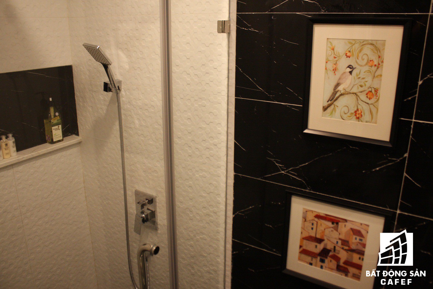  Phòng tắm được trang bị vòi tắm hoa sen hiện đại và thuận tiện với kệ để đồ ngay cạnh. Cửa vào phòng tắm còn được trang trí bắt mắt bằng những bức tranh tuyệt đẹp. 