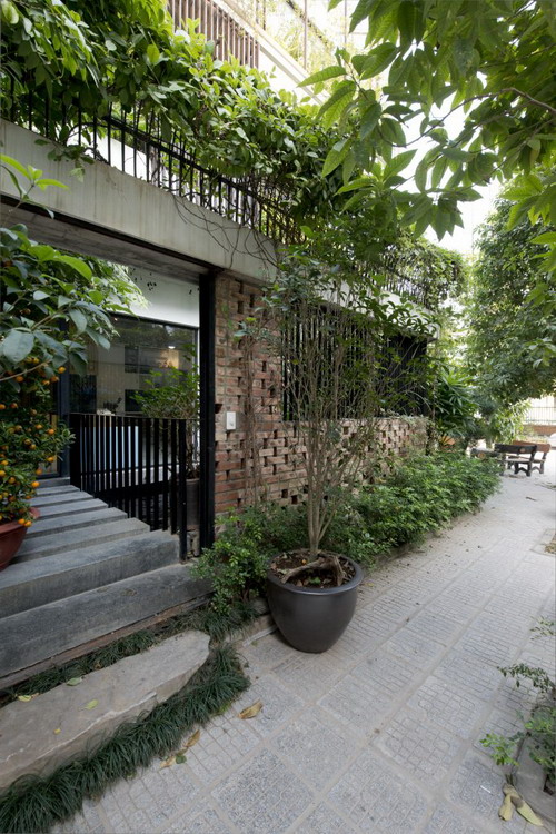 photo 8 1490068088944 - Ngôi nhà phủ đầy cây xanh đẹp rạng ngời trên báo Mỹ ở Hà Nội