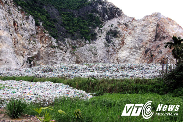 Lượng rác dồn về ngày càng nhiều nhưng không được xử lý dẫn đến quá tải, đổ tràn cả ra khu vực đầm hồ. Nước rỉ rác cứ thế thẩm thấu và theo dòng nước hòa vào hệ thống thủy nông phục vụ sản xuất và đời sống của người dân.