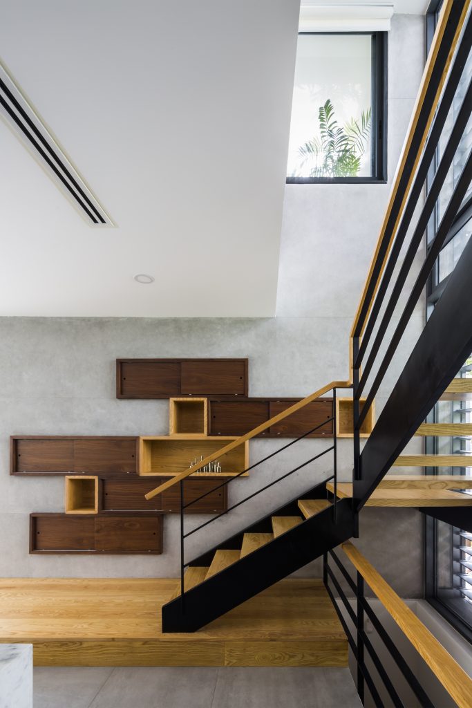  Cầu thang dẫn lên tầng 2 được thiết kế đơn giản với vật liệu sắt và gỗ sáng màu. 
