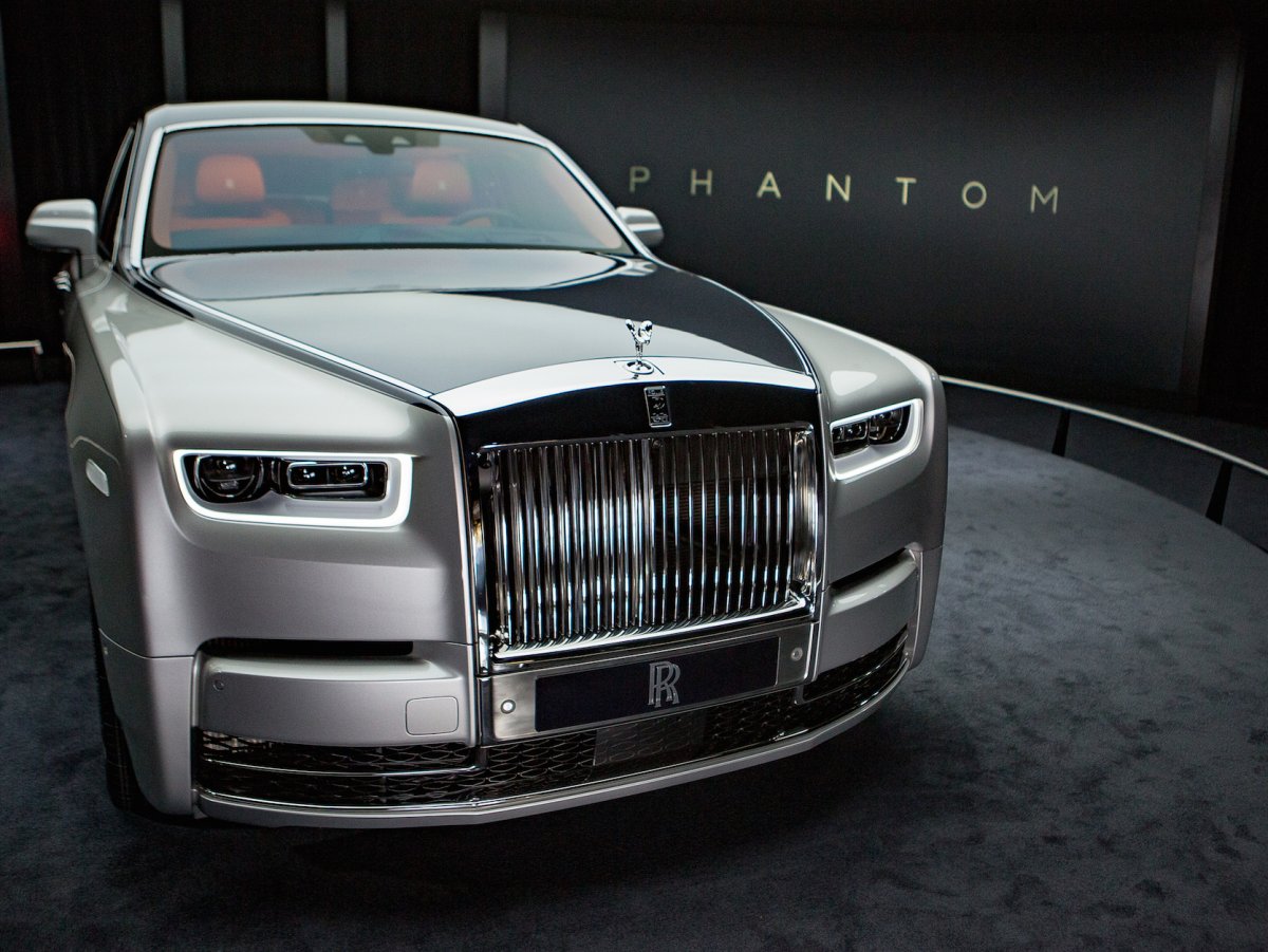 Có Gì Bên Trong Chiếc Rolls-Royce Phantom Mới Được Mô Tả Là Phản Lực Trên  Đường Phố?