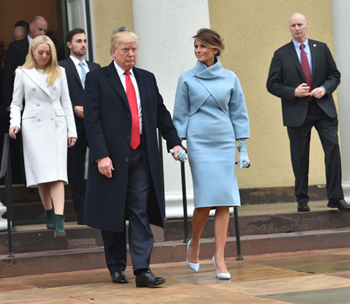 Melania Trump lựa chọn một chiếc váy liền ôm sát màu xanh baby chất liệu cashmere và áo khoác cùng tông màu trong buổi lễ nhậm chức của chồng. Báo giới đánh giá, phong cách thời trang của Tân Đệ nhất phu nhân chịu ảnh hưởng từ phu nhân Jackie Kenedy. Thông qua trang phục, bà Trump dường như bày tỏ mong muốn trở thành một phu nhân tổng thống được nhiều người yêu mến như Jackie Kenedy.