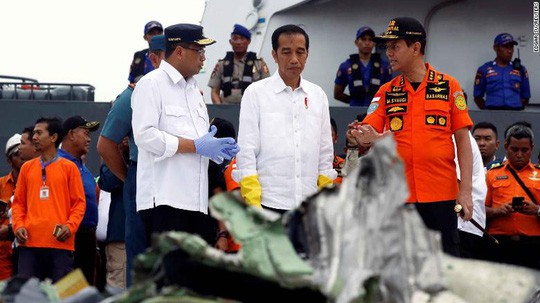 Rơi máy bay Indonesia: Chiếc Boeing tông phải bom mưa? - Ảnh 6.