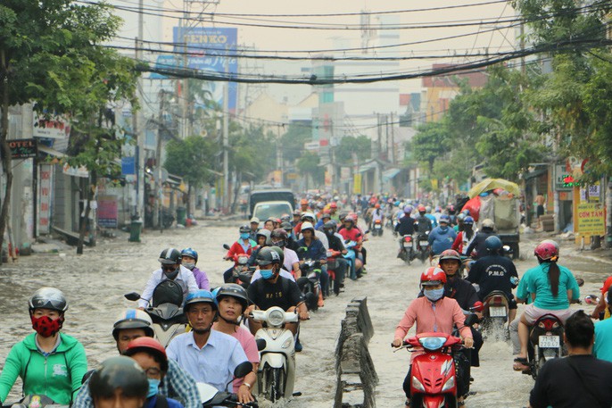 Khu Nam Sài Gòn bị triều cường tấn công, học sinh trễ học - Ảnh 3. Khu Nam Sài Gòn bị triều cường tấn công, học sinh trễ học - Ảnh 3.