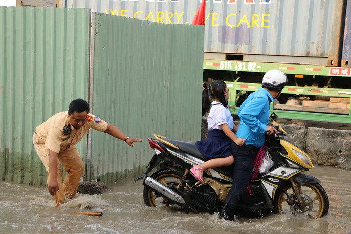 Khu Nam Sài Gòn bị triều cường tấn công, học sinh trễ học - Ảnh 12. Khu Nam Sài Gòn bị triều cường tấn công, học sinh trễ học - Ảnh 12.
