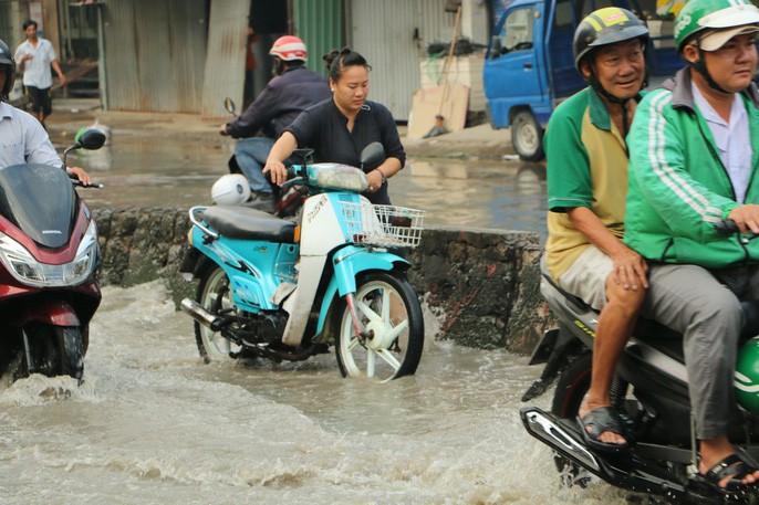 Khu Nam Sài Gòn bị triều cường tấn công, học sinh trễ học - Ảnh 13. Khu Nam Sài Gòn bị triều cường tấn công, học sinh trễ học - Ảnh 13.