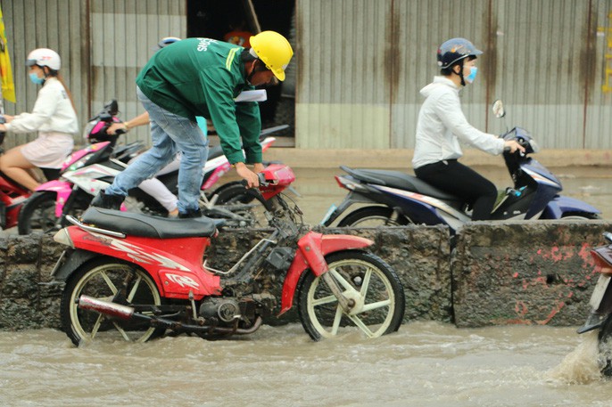 Khu Nam Sài Gòn bị triều cường tấn công, học sinh trễ học - Ảnh 5. Khu Nam Sài Gòn bị triều cường tấn công, học sinh trễ học - Ảnh 5.
