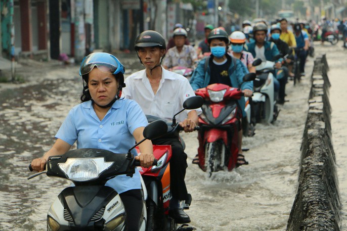 Khu Nam Sài Gòn bị triều cường tấn công, học sinh trễ học - Ảnh 6. Khu Nam Sài Gòn bị triều cường tấn công, học sinh trễ học - Ảnh 6.