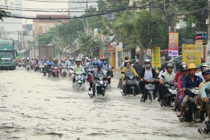 Khu Nam Sài Gòn bị triều cường tấn công, học sinh trễ học - Ảnh 7. Khu Nam Sài Gòn bị triều cường tấn công, học sinh trễ học - Ảnh 7.