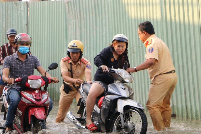 Khu Nam Sài Gòn bị triều cường tấn công, học sinh trễ học - Ảnh 8. Khu Nam Sài Gòn bị triều cường tấn công, học sinh trễ học - Ảnh 8.