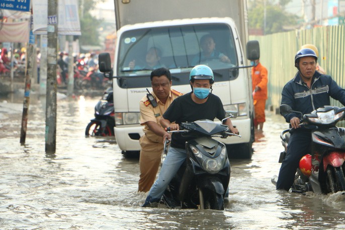 Khu Nam Sài Gòn bị triều cường tấn công, học sinh trễ học - Ảnh 9. Khu Nam Sài Gòn bị triều cường tấn công, học sinh trễ học - Ảnh 9.