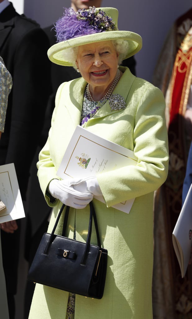Liên tục thay đổi màu sắc trang phục, duy chỉ có món đồ này là Nữ hoàng Anh hết mực chung tình từ thời trẻ đến tận bây giờ - Ảnh 8.