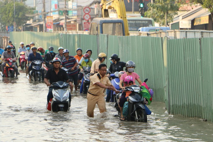 Khu Nam Sài Gòn bị triều cường tấn công, học sinh trễ học - Ảnh 10. Khu Nam Sài Gòn bị triều cường tấn công, học sinh trễ học - Ảnh 10.