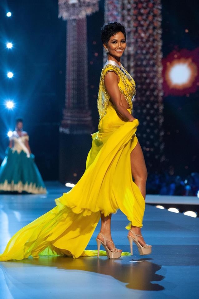Top 5 Miss Universe HHen Niê: Từ trang phục dân tộc bánh mì, cú tung váy điệu nghệ tới dấu ấn tuyệt vời của người đẹp có nhan sắc lạ - Ảnh 8.