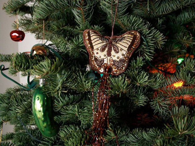 10 nguồn gốc thú vị của những tục lệ truyền thống trong lễ Giáng sinh: Hôn nhau dưới cây tầm gửi, treo tất cạnh lò sưởi, giấu dưa chuột muối trong cây thông… - Ảnh 4.
