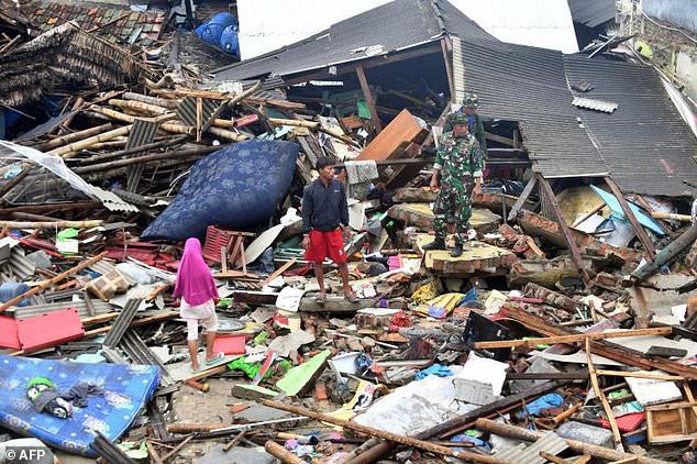 Lựa chọn giữa cứu vợ hoặc cứu mẹ trong cơn sóng thần, người đàn ông Indonesia buộc phải đưa ra quyết định nghiệt ngã - Ảnh 1.