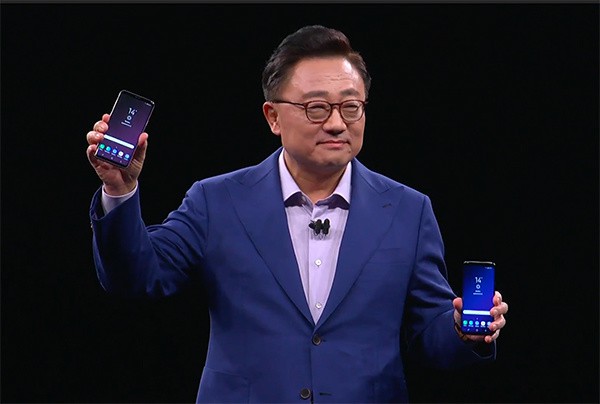 Công nhân Samsung Việt Nam thức đêm chào đón bộ đôi Galaxy S9 và S9+  do chính tay mình làm ra - Ảnh 2.