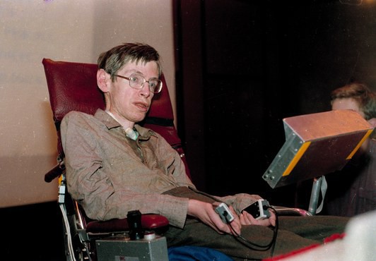Mất khả năng nói từ năm 1985, Stephen Hawking đã làm cách nào để nói chuyện với thế giới? Hãy hỏi Intel - Ảnh 2.