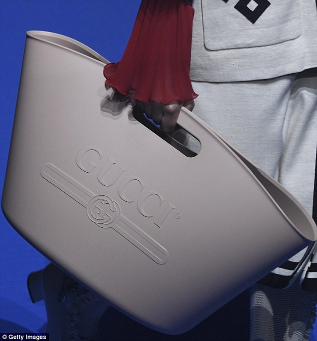 Gucci mới cho ra mắt thiết kế túi xách có giá 22 triệu, nhưng sao nhìn giống xô cao su đựng vữa thế này! - Ảnh 2.