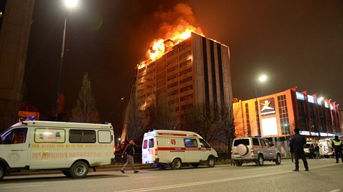 Thêm vụ cháy nhà cao tầng ở Nga: 200 người sơ tán khẩn cấp - Ảnh 1.