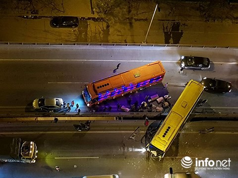 Hà Nội: Xe khách gây tai nạn đường trên cao lúc đêm khuya, hành khách hoảng loạn - Ảnh 1.