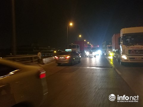 Hà Nội: Xe khách gây tai nạn đường trên cao lúc đêm khuya, hành khách hoảng loạn - Ảnh 3.