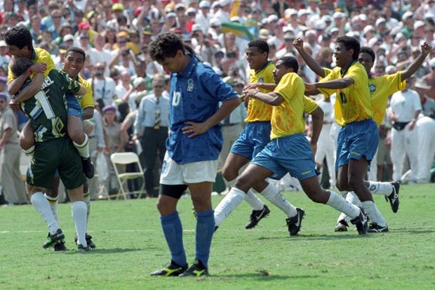 World Cup 1994: Nỗi đau tột cùng của tóc đuôi ngựa thần thánh Roberto Baggio - Ảnh 3.