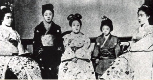Cuộc đời người phụ nữ Nhật Bản đầu tiên có bằng đại học: Bị gia đình từ bỏ, cuối cùng còn chết trong cô đơn - Ảnh 2.