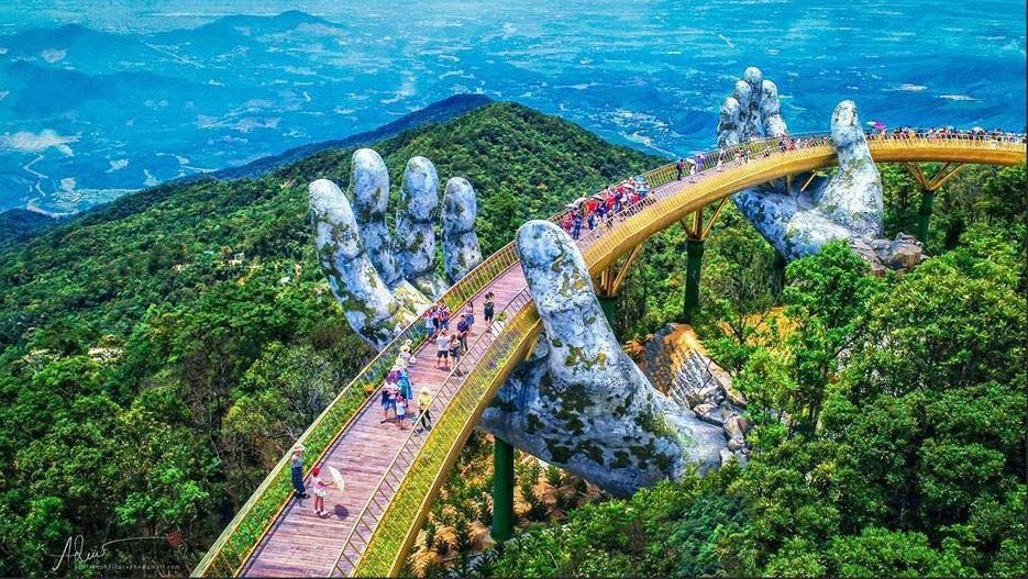 Ngắm “tiên cảnh” từ cây cầu vàng được nâng đỡ bởi đôi bàn tay khổng lồ ấn tượng ở Đà Nẵng