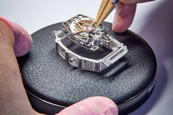 Mẫu đồng hồ tourbillion mới của Richard Mille: Có giá hàng trăm nghìn đô, sản xuất giới hạn và dành riêng cho phái đẹp!  - Ảnh 6.