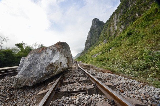 Mưa lớn, nhiều tảng đá trăm tấn rơi xuống chắn ngang đường sắt - Ảnh 2.