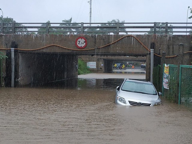 Hà Nội mưa lớn, xế hộp cũng bơi giữa những con phố nay đã biến thành sông - Ảnh 6.