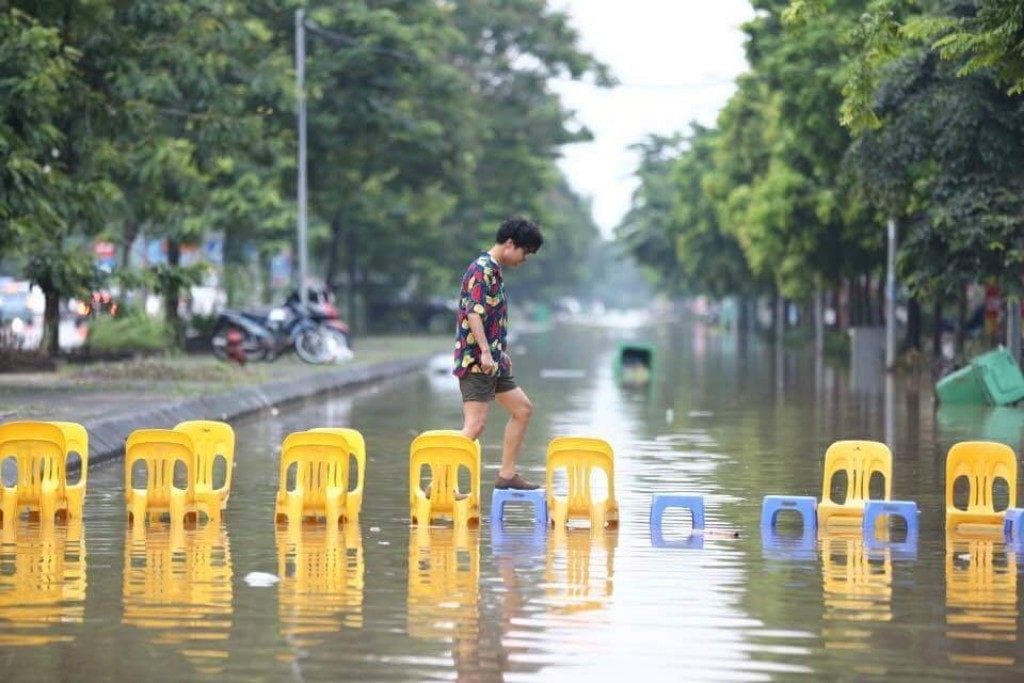 Những hình ảnh hiếm thấy trên đường phố sau trận ngập lụt kinh hoàng tại miền Bắc - Ảnh 8.