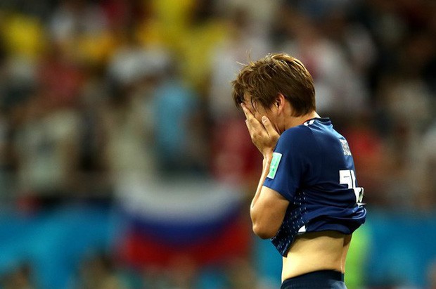 Xúc động cảnh cầu thủ Nhật Bản vừa khóc vừa cúi đầu cảm ơn khán giả - Ảnh 1.