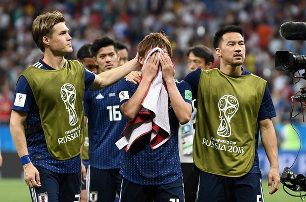 Xúc động cảnh cầu thủ Nhật Bản vừa khóc vừa cúi đầu cảm ơn khán giả - Ảnh 2.