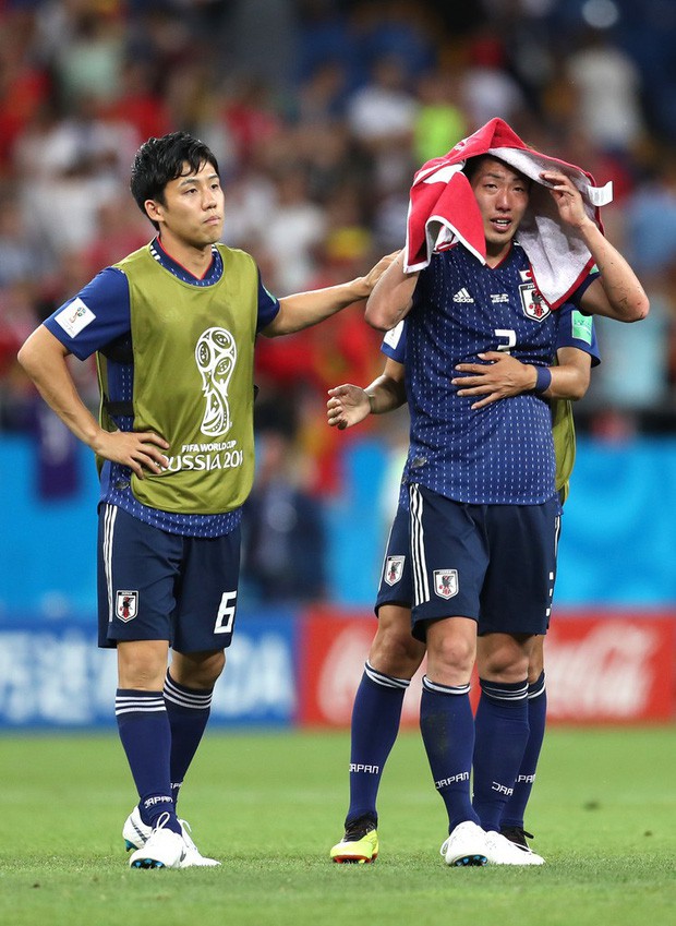 Xúc động cảnh cầu thủ Nhật Bản vừa khóc vừa cúi đầu cảm ơn khán giả - Ảnh 3.