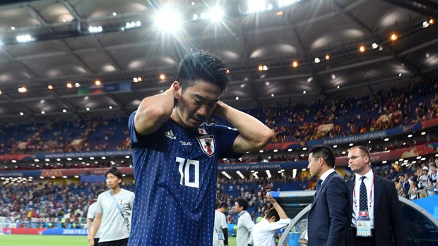 Xúc động cảnh cầu thủ Nhật Bản vừa khóc vừa cúi đầu cảm ơn khán giả - Ảnh 4.