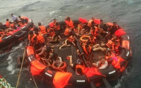 Thái Lan vẫn còn 53 người mất tích trong vụ lật tàu thủy ở Phuket - Ảnh 1.