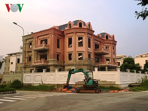 Biệt thự “khủng” phá vỡ quy hoạch các khu đô thị mới ở Hà Nội - Ảnh 2.