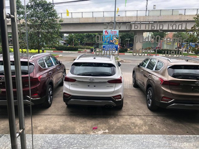  Hyundai Santa Fe 2019 ồ ạt về đại lý trước ngày ra mắt: Xe nhiều nhưng vẫn kênh giá 100 triệu đồng - Ảnh 2.