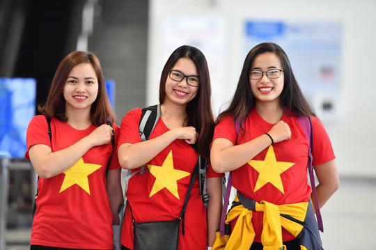 CĐV náo nức bay chuyên cơ sang UAE cổ vũ tuyển Việt Nam - Ảnh 3.